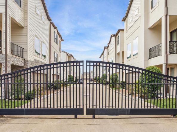 10923 Brookeshire Chase Lane, Houston TX 77043