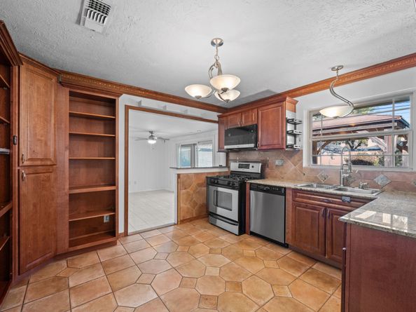 2118 Cheshire Lane, Houston TX 77018