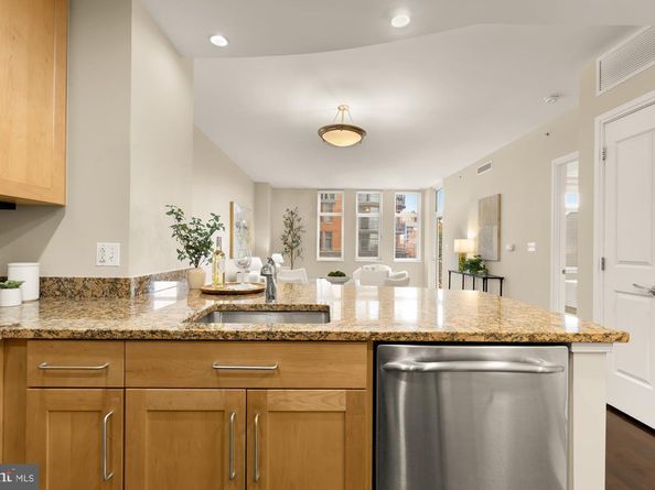 8220 Crestwood Heights Drive 418, Tysons VA 22102