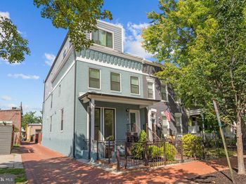 910 9TH Street NE