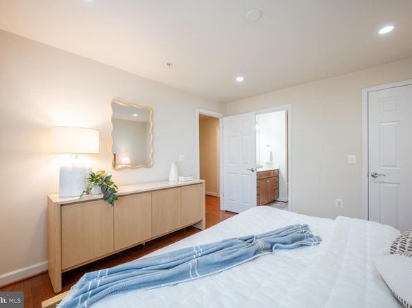 4113 S Four Mile Run Drive 404, Arlington VA 22204