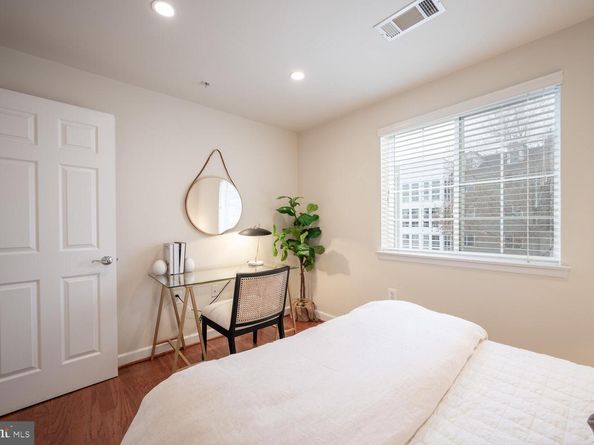 4113 S Four Mile Run Drive 404, Arlington VA 22204