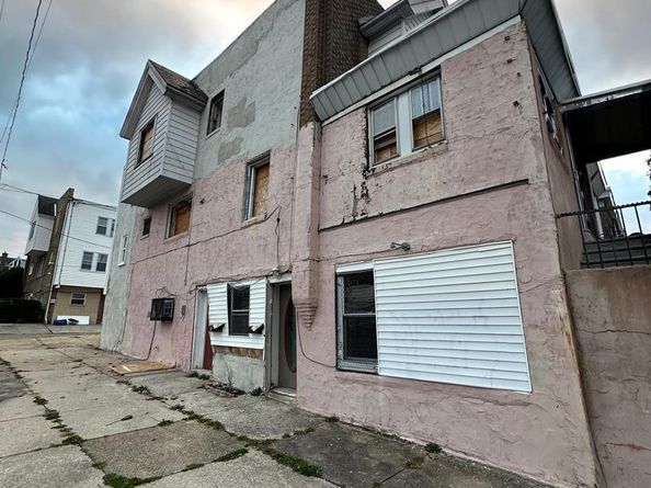 5700 W Oxford Street, Philadelphia PA 19131