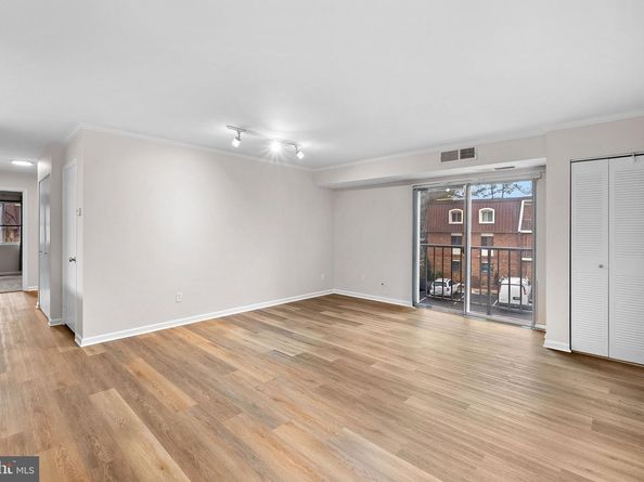 221 N Emory Drive 8, Sterling VA 20164