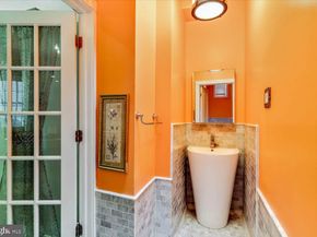 26 S Strawberry Street, Philadelphia PA 19106