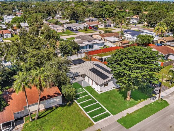 6641 Douglas St, Hollywood FL 33024