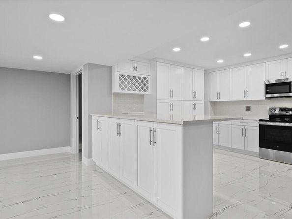 3040 Lake Shore Drive 101, Riviera Beach FL 33404