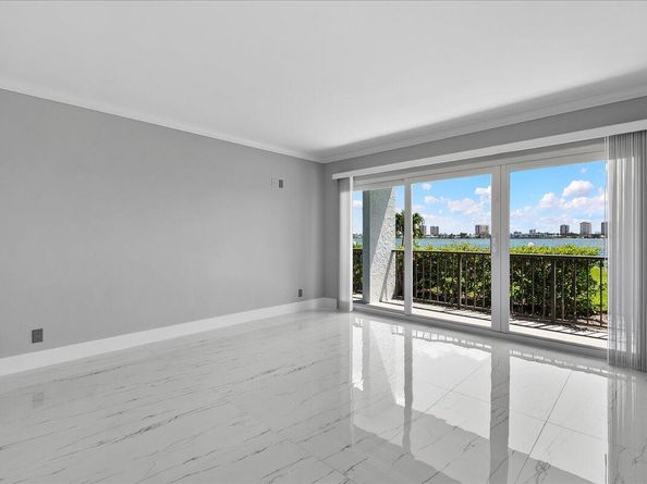 3040 Lake Shore Drive 101, Riviera Beach FL 33404