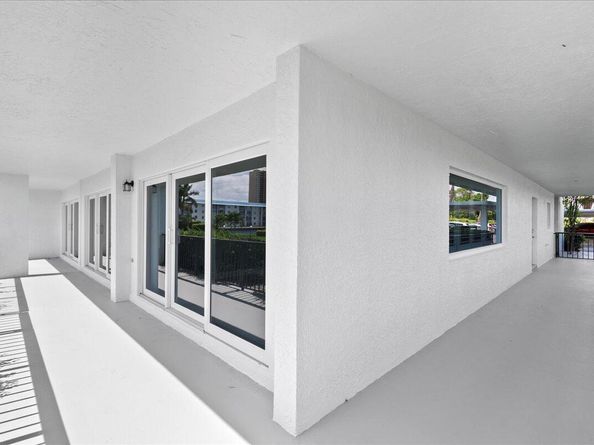 3040 Lake Shore Drive 101, Riviera Beach FL 33404