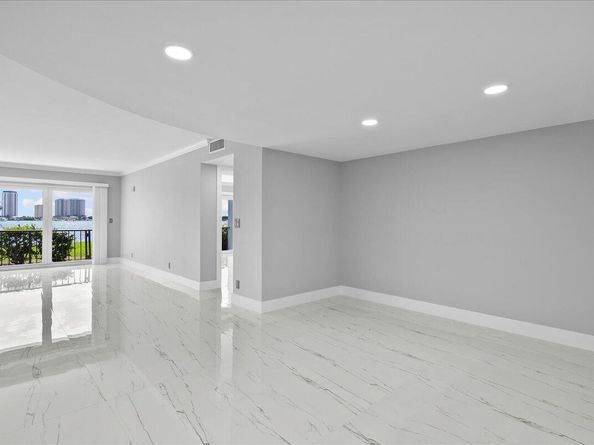 3040 Lake Shore Drive 101, Riviera Beach FL 33404