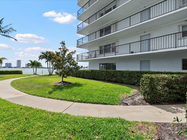 3040 Lake Shore Drive 101, Riviera Beach FL 33404