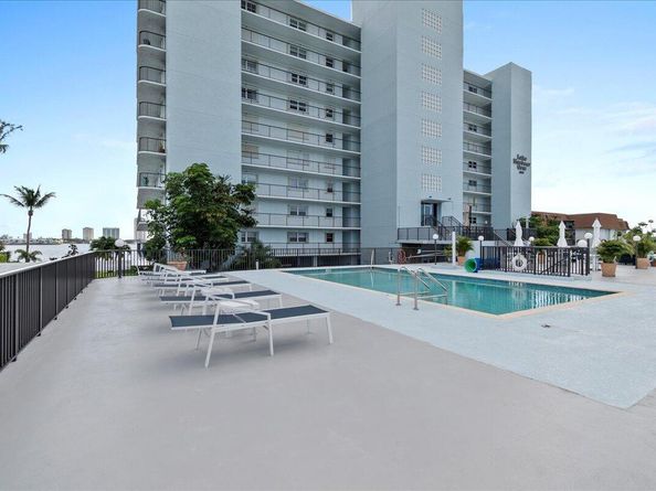 3040 Lake Shore Drive 101, Riviera Beach FL 33404