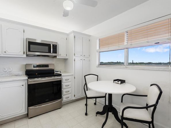 3590 Via Poinciana 607, Lake Worth FL 33467