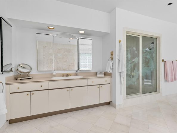 11 Bay Colony Lane, Fort Lauderdale FL 33308