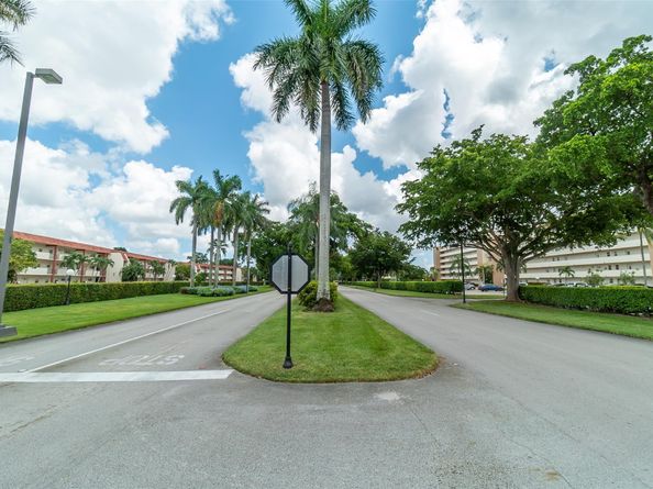 9320 S Hollybrook Lake Dr 103, Pembroke Pines FL 33025