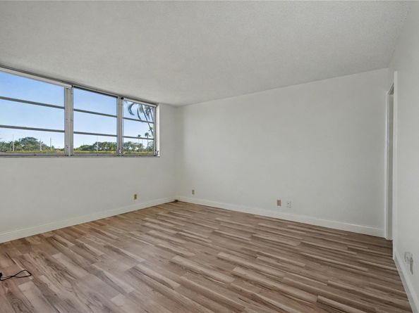 9320 S Hollybrook Lake Dr 103, Pembroke Pines FL 33025