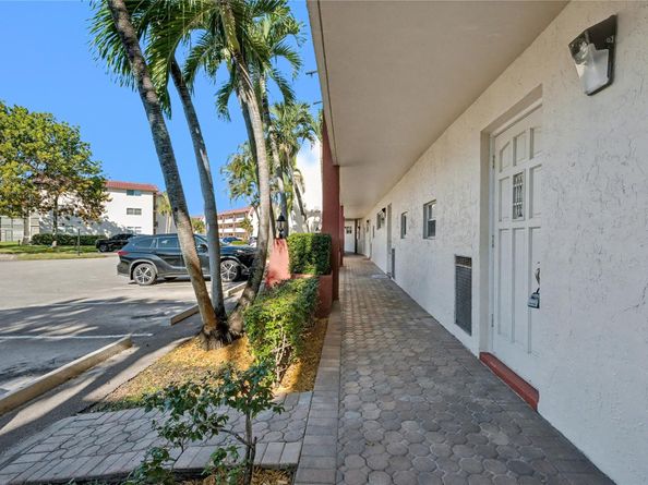 9320 S Hollybrook Lake Dr 103, Pembroke Pines FL 33025