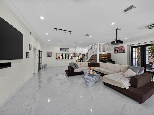 2211 NE 43 Street, Lighthouse Point FL 33064