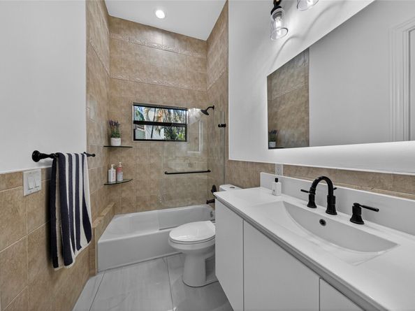 2211 NE 43 Street, Lighthouse Point FL 33064