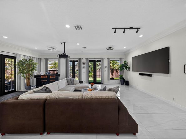 2211 NE 43 Street, Lighthouse Point FL 33064