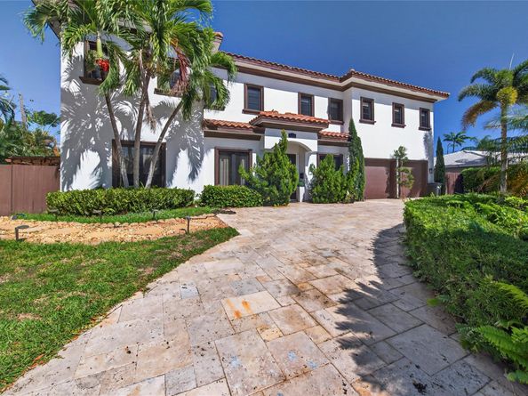 2211 NE 43 Street, Lighthouse Point FL 33064