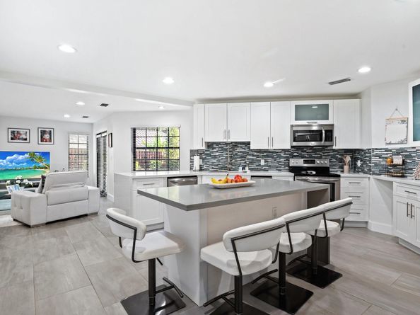 8340 NW 167th Ter, Miami Lakes FL 33016