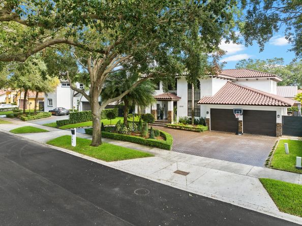 8340 NW 167th Ter, Miami Lakes FL 33016