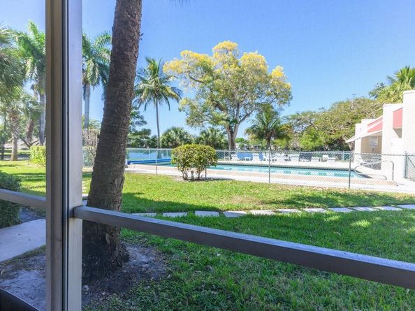 17 Jacaranda Drive 117, Plantation FL 33324