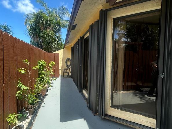 391 Springdale Circle, Palm Springs FL 33461