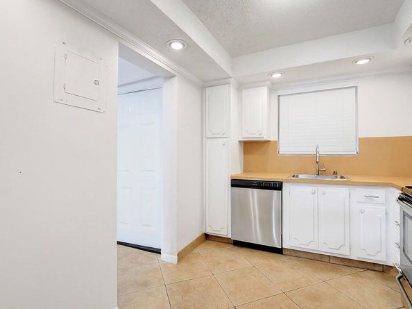 630 Tennis Club Dr 105, Fort Lauderdale FL 33311