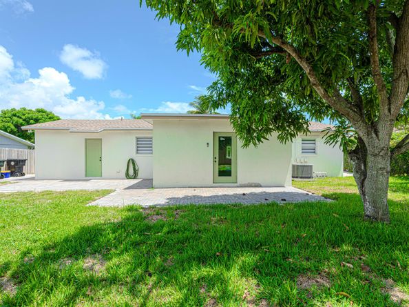 1717 16th Court N, Lake Worth Beach FL 33460