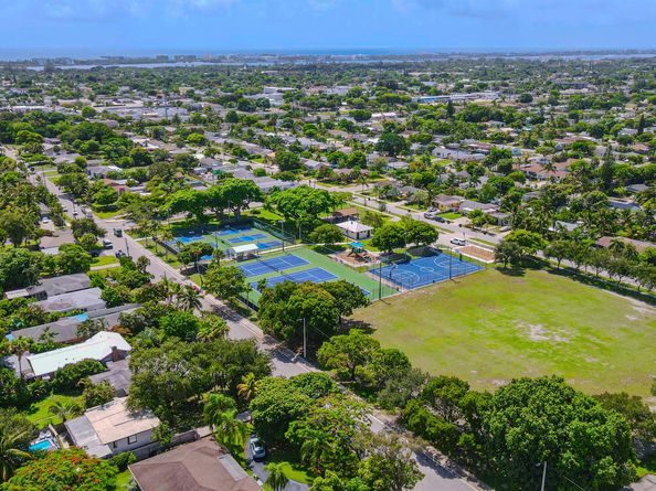 1717 16th Court N, Lake Worth Beach FL 33460