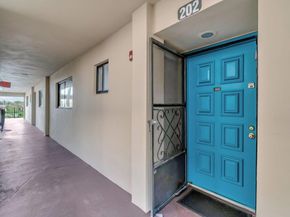 5190 Las Verdes Circle 202, Delray Beach FL 33484