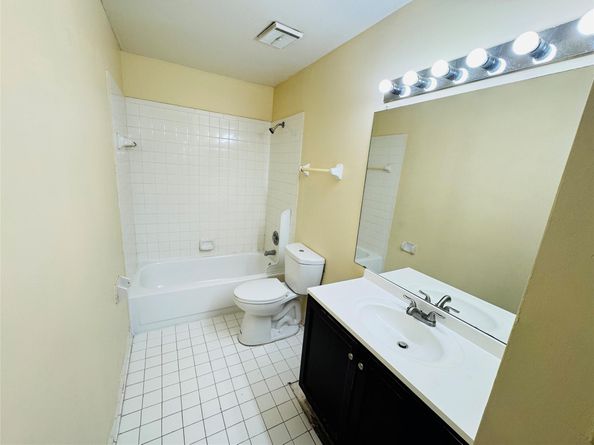 3449 NW 44th St 202, Lauderdale Lakes FL 33309