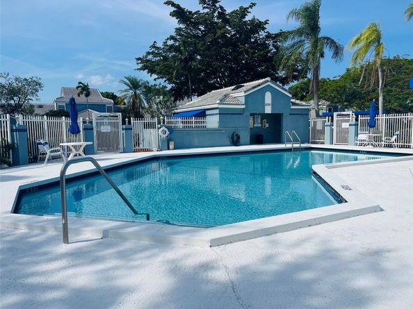 8365 Waterford Cir 8365, Tamarac FL 33321