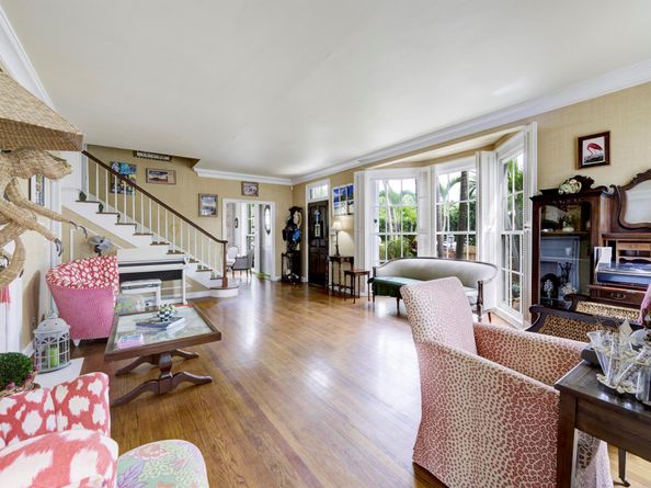 284 Queens Court, West Palm Beach FL 33401