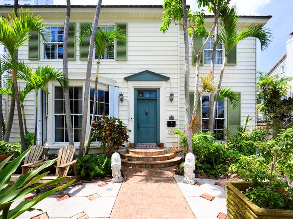 284 Queens Court, West Palm Beach FL 33401
