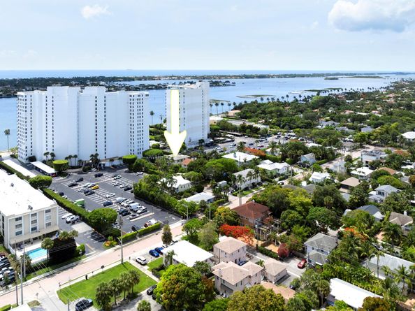 284 Queens Court, West Palm Beach FL 33401