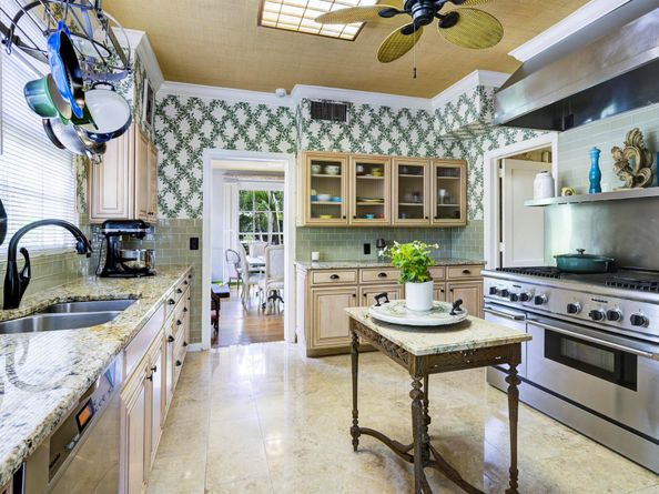 284 Queens Court, West Palm Beach FL 33401