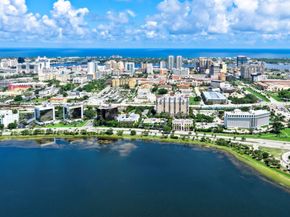 284 Queens Court, West Palm Beach FL 33401