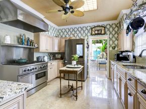 284 Queens Court, West Palm Beach FL 33401