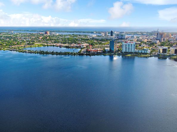 284 Queens Court, West Palm Beach FL 33401