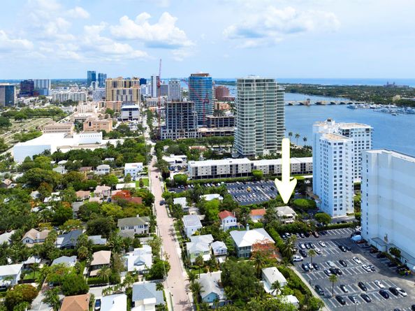 284 Queens Court, West Palm Beach FL 33401