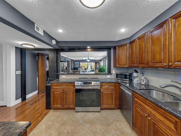 3050 NE 16th Ave 207, Oakland Park FL 33334