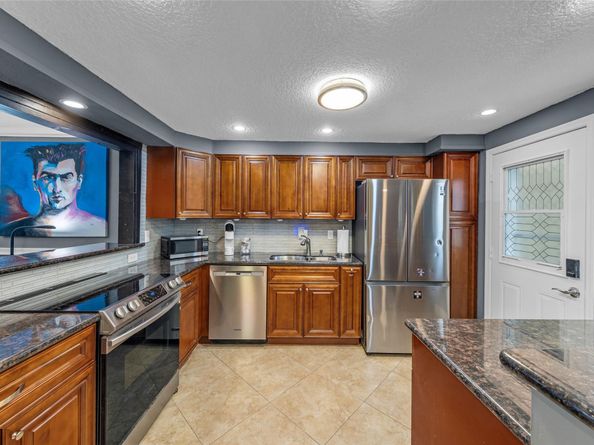 3050 NE 16th Ave 207, Oakland Park FL 33334
