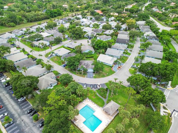 5494 Pine Cr, Coral Springs FL 33067