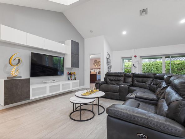 5494 Pine Cr, Coral Springs FL 33067