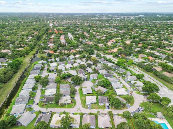 5494 Pine Cr, Coral Springs FL 33067