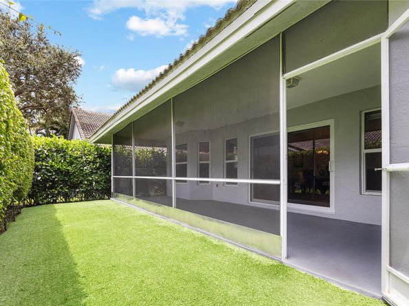 5494 Pine Cr, Coral Springs FL 33067