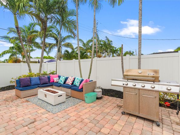261 SE 8th St, Pompano Beach FL 33060
